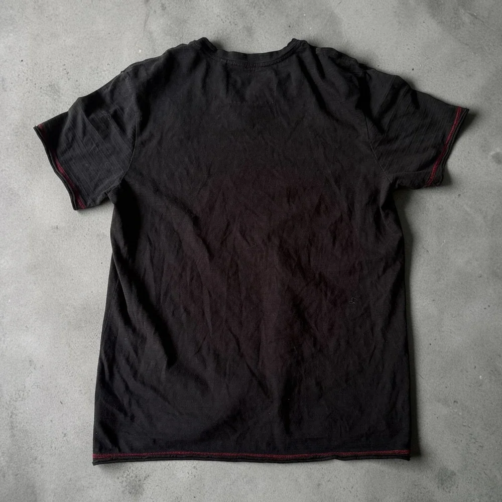 Guess Jeans Mens Graphic T-Shirt XL Black V-Neck Slub Knit Red Contrast Stitch - Picture 3 of 6